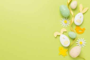 Paskalya yumurtaları ve renk arkaplanı dekorasyonu, üst görünüm