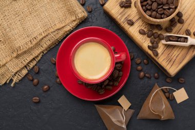 Beton zemin üzerinde kırmızı kahve fincanı, üst manzara.