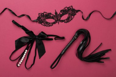 Renk arkaplanı, üst görünüm üzerinde erotik BDSM aksesuarları