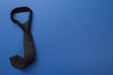 Renk arkaplan, üst görünüm siyah kravat