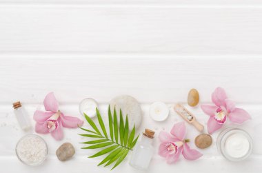 Orkideli kompozisyon, ahşap arka planda spa ürünleri, üst görünüm