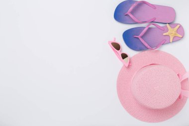 Renkli plaj aksesuarları olan düz bir yer. Tatil kavramı