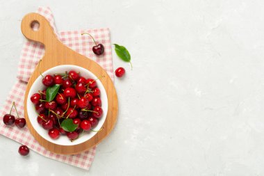 Beton arka planda taze kirazlar, üst manzara.