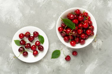 Beton arka planda taze kirazlar, üst manzara.