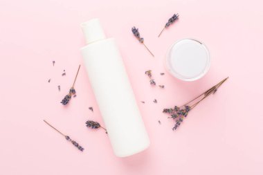 Renk arkaplanında lavanta özlü krema, üst görünüm