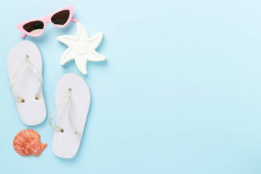 Çocuk terlikleri, arka planda plaj oyuncakları, üst manzara.