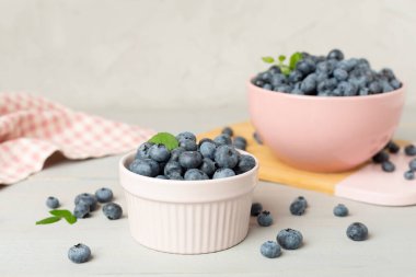 Tahta masada taze yaban mersinli kase.