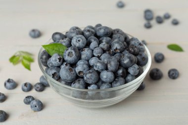 Tahta masada taze yaban mersinli kase.