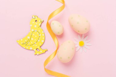 Paskalya yumurtaları ve renk arkaplanı dekorasyonu, üst görünüm