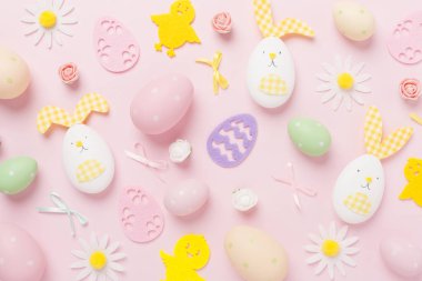 Paskalya yumurtaları ve renk arkaplanı dekorasyonu, üst görünüm