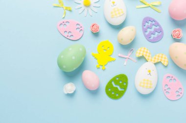 Paskalya yumurtaları ve renk arkaplanı dekorasyonu, üst görünüm