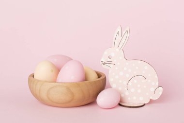 Renkli tavşanlı Paskalya yumurtaları