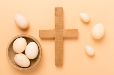 Çapraz arkaplanlı Paskalya yumurtaları, üst görünüm