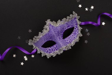 Renkli arka planda konfeti olan parlak karnaval maskesi, üst görünüm