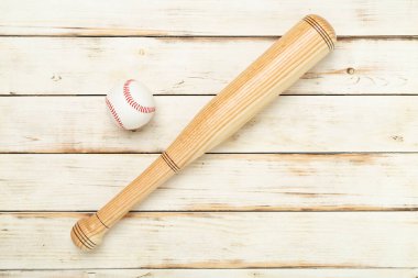 Ahşap arka planda tahta beyzbol sopası, üst manzara.