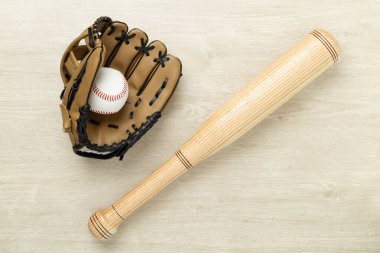 Beyzbol eldiveni ve tahta arka planda topu olan sopa, üst manzara.