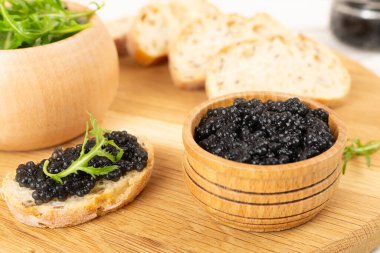 Tahta masada siyah havyarlı kase.