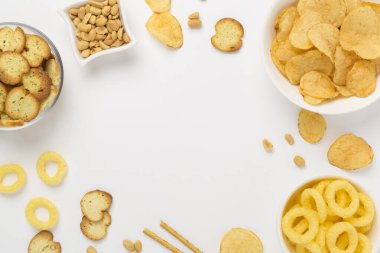 Renkli arka planda çeşitli sağlıksız atıştırmalıklar, üst görünüm