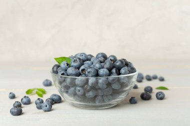 Tahta masada taze yaban mersinli kase.