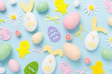 Paskalya yumurtaları ve renk arkaplanı dekorasyonu, üst görünüm