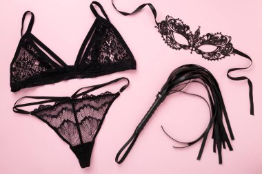 Renk arkaplanı, üst görünüm üzerinde erotik BDSM aksesuarları