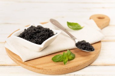 Tahta masada siyah havyarlı kase.