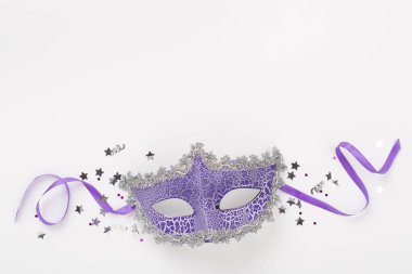 Renkli arka planda konfeti olan parlak karnaval maskesi, üst görünüm