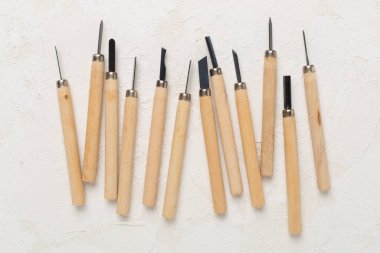 Beton zemin üzerinde marangoz araçları, üst görünüm