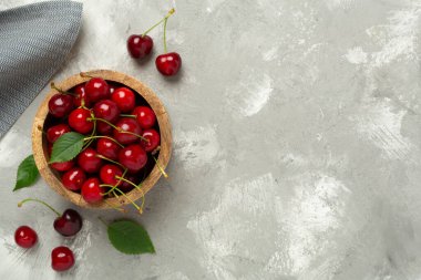 Beton arka planda taze kirazlar, üst manzara.