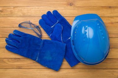 Ahşap arka planda mavi inşaat ekipmanları, üst manzara