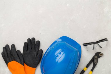 Beton zemin üzerinde mavi inşaat ekipmanları, üst görünüm