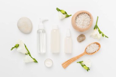 Renkli arka planda spa ürünleri ve çiçeklerle düz yatıyordu