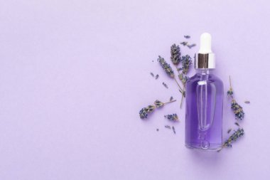 Renkli arka planda lavanta özlü şişeler, üst görünüm