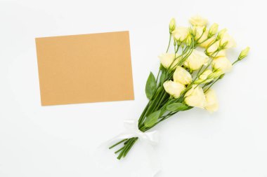 Renkli arka planda güzel buketi olan kart modeli, üst görünüm