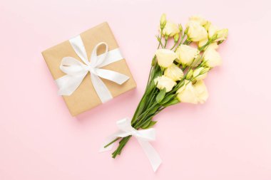 Renkli arka planda güzel buketli hediye kutusu, üst manzara