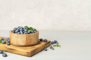 Tahta masada taze yaban mersinli kase.