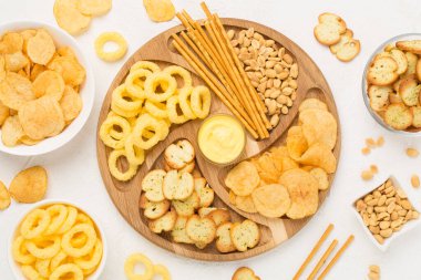 Beton arka planda çeşitli sağlıksız atıştırmalıklar, üst manzara