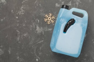 Beton zemin üzerinde antifriz olan kutu, üst görünüm