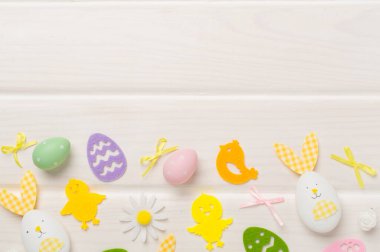 Paskalya yumurtaları ve ahşap arka planda süslemeler, üst manzara