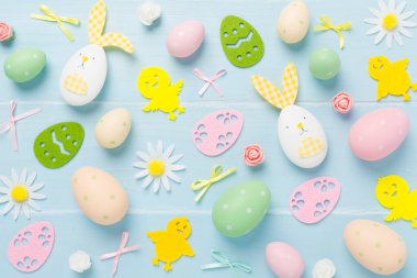 Paskalya yumurtaları ve ahşap arka planda süslemeler, üst manzara