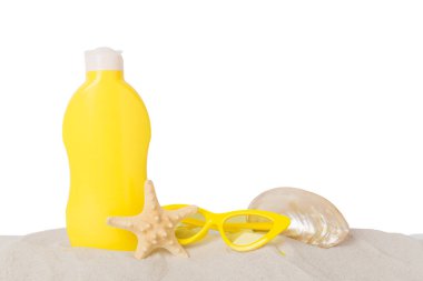 Yaz dekoru olan güneş kremi izole edilmiş arka planda kumun üzerinde