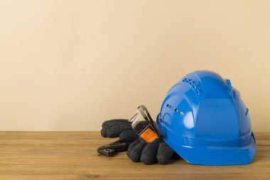 Ahşap masada mavi inşaat ekipmanları