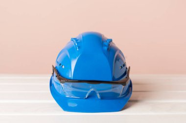 Ahşap masada mavi miğfer