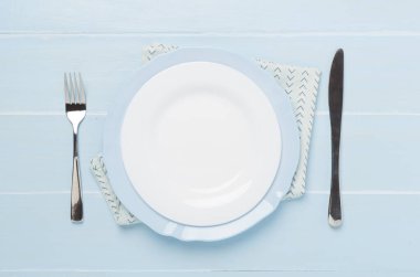 Ahşap arka planda en küçük tablo ayarı, en üst görünüm