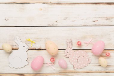 Paskalya yumurtaları ve ahşap arka planda şirin bir dekorasyon.