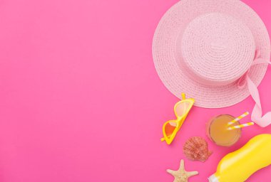 Renkli plaj aksesuarları olan düz bir yer. Tatil kavramı