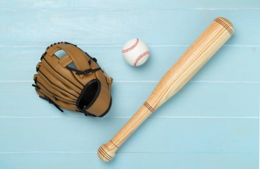 Beyzbol eldiveni ve tahta arka planda topu olan sopa, üst manzara.