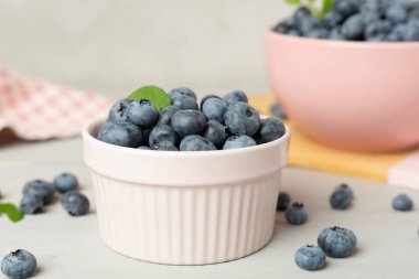 Tahta masada taze yaban mersinli kase.