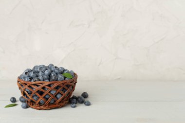 Tahta masada taze yaban mersinli kase.