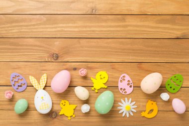 Paskalya yumurtaları ve ahşap arka planda şirin bir dekorasyon.